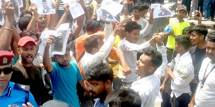 सर्वोच्चको आदेश विरुद्ध वीरगंजमा प्रदर्शन, रवि लामिछानेको तस्वीर जलाइयो