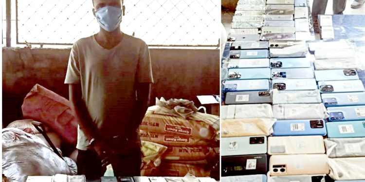 भन्सार छलिको मोबाइल र घडी सहित एक भारतीय नागरिक पक्राउ