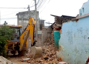 वीरगञ्ज १५ मा सडक अतिक्रमण गरेर बनाइएको संरचना हटाइयो