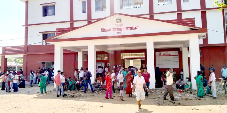 जिल्ला प्रशासन कार्यालय पर्सा : विचौलियालाई २५ हजार दिए टोकन विनै हाथोहाथ नागरिकता