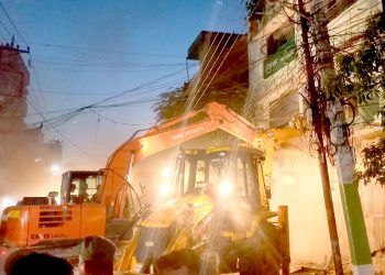 मुख्य नालामाथी बनेको क्लासिक होटल र कर्पोरेड बैंक भवन हटाउन ५ वटा डोजर लगाइयो
