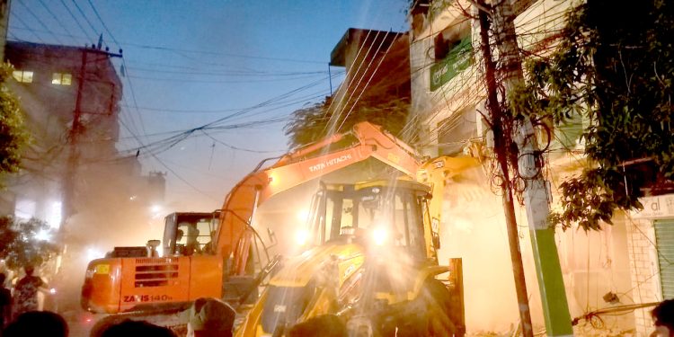 मुख्य नालामाथी बनेको क्लासिक होटल र कर्पोरेड बैंक भवन हटाउन ५ वटा डोजर लगाइयो