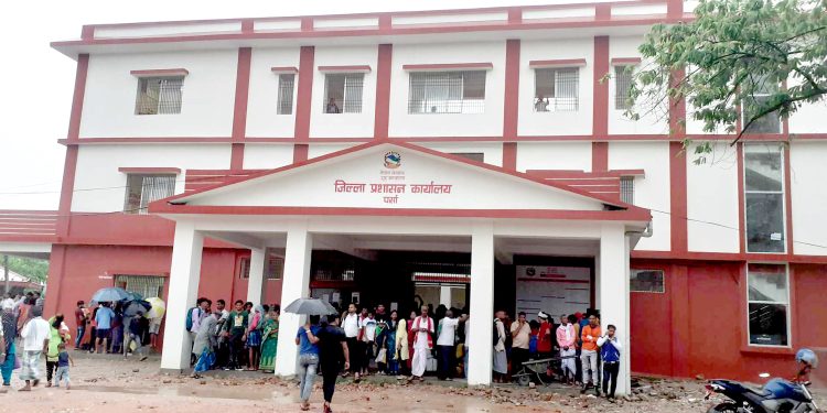 अनाधिकृत लेनदेनको गुनासो बढेपछि जिल्ला प्रशासन कार्यालय पर्सामा अख्तियार पस्यो