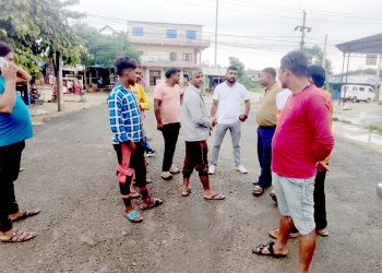 गुणस्तरहीन कालोपत्र गरेपछि स्थानीयले घेरे ठेकेदार, पुनः निर्माण गर्न सांसद यादवको निर्देशन