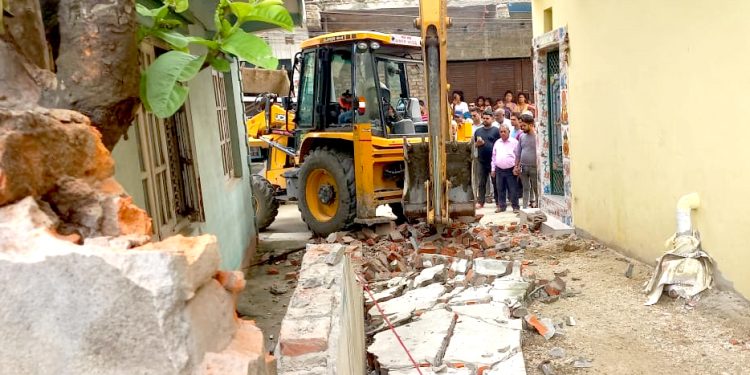 नगवाको नयाँ बस्तीमा सडक अतिक्रमण गरि निर्माण गरिएको संरचना हटाइयो