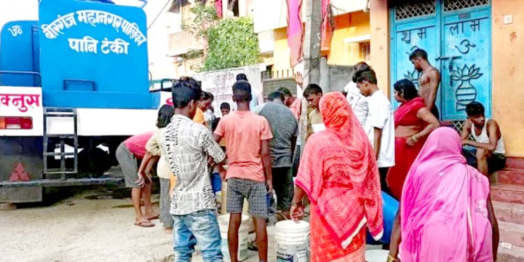 वीरगंजमा खानेपानीको हाहाकार, महानगरद्वारा टोलटोलमा ट्याङ्करबाट पानी वितरण