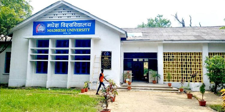 मधेस विश्वविद्यालय कानुन सङ्कायको कक्षा सञ्चालन गर्दै, सरोकारवालासँग सुझाव सङ्कलन