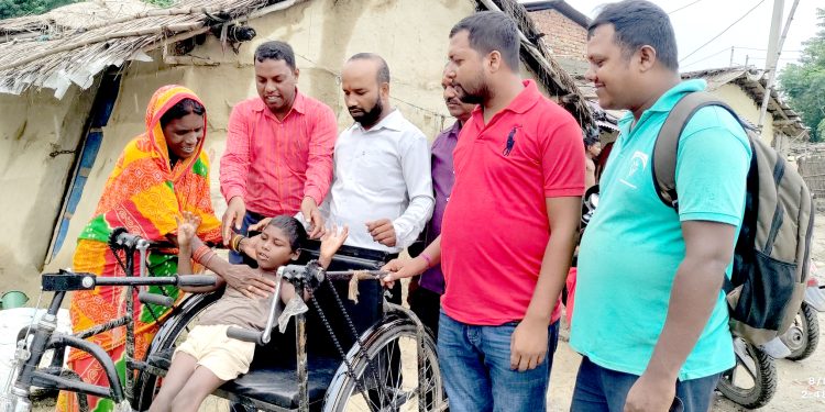 भोजपुरी टाईम्स दैनिकको १० औं वार्षिकोत्सवमा ह्विल चेयर प्रदान