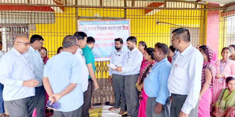 संघीय शिक्षा ऐनकाे विराेधमा पर्साका शिक्षकहरु पनि आन्दाेलित