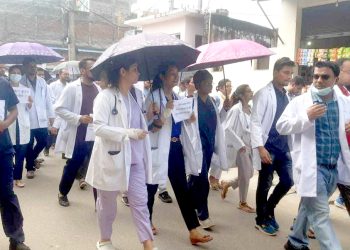 चिकित्सक कुटपिट गर्ने दोषीलाई कारावहीको माग गर्दै डाक्टरहरुद्वारा विरोध प्रदर्शन
