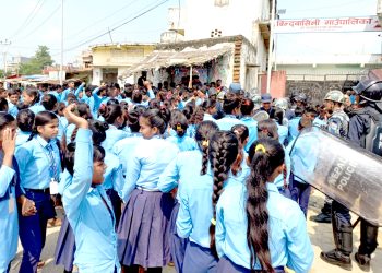 शिक्षक सरुवामा विद्यार्थीको बिरोध, आधादर्जन विद्यार्थी घाइते