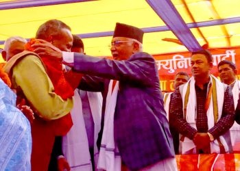 दर्जनौँ ठेक्का अलपत्र पार्ने बद्नाम रौनियारलाई ओलीले माला अबिर लगाउँदै एमालेमा गरे स्वागत