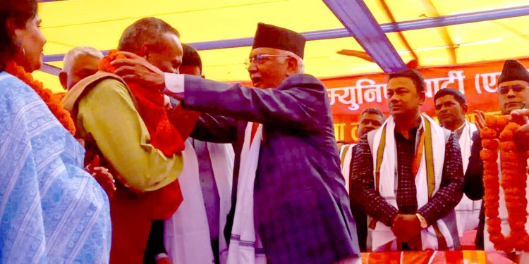 दर्जनौँ ठेक्का अलपत्र पार्ने बद्नाम रौनियारलाई ओलीले माला अबिर लगाउँदै एमालेमा गरे स्वागत