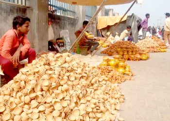 दिपावली तथा छठ पर्वमा ‘माटो दियो’ प्रयोगको परम्परा लोप हुँदै, कुम्हालको पुर्खयौली पेशा संकटमा