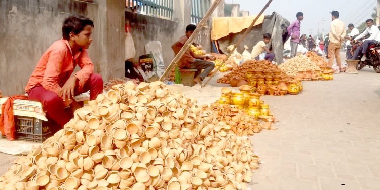 दिपावली तथा छठ पर्वमा ‘माटो दियो’ प्रयोगको परम्परा लोप हुँदै, कुम्हालको पुर्खयौली पेशा संकटमा