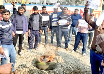 राेका रहेकाे जग्गा फुकुवाकाे माग गर्दै स्थानीयद्वारा प्रदर्शन