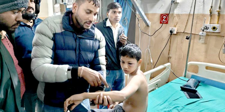विद्यार्थी कुट्ने शिक्षक यादव अझै फरार, बचाउको लागि प्रहरीलाई नेतादेखि सांसदसम्मको दबाब