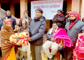 जेष्ठ नागरिकहरूलाई कम्बल बितरण