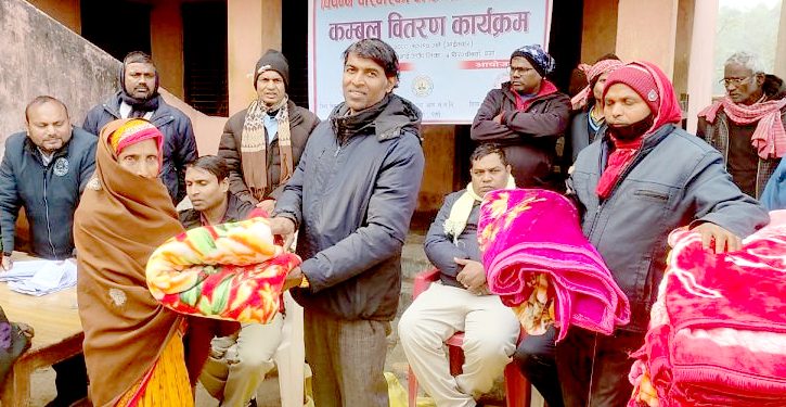 जेष्ठ नागरिकहरूलाई कम्बल बितरण