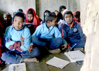 सामुदायिक विद्यालयको कन्तविजोग, कठ्याङ्ग्रिदो चिसोमा बालबालिकाहरु भुइँमै पढ्न बाध्य