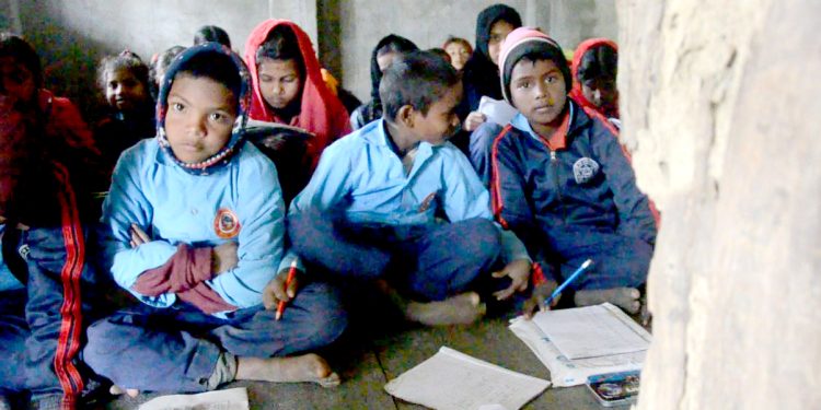 सामुदायिक विद्यालयको कन्तविजोग, कठ्याङ्ग्रिदो चिसोमा बालबालिकाहरु भुइँमै पढ्न बाध्य