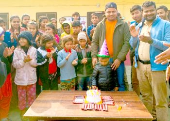 जन्मदिनको अवसरमा विद्यार्थीहरुलाई खाना