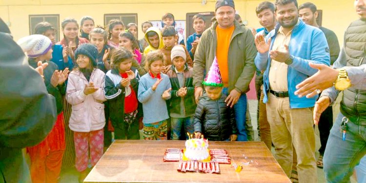 जन्मदिनको अवसरमा विद्यार्थीहरुलाई खाना