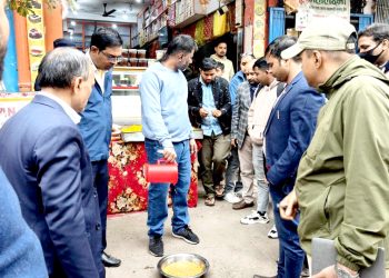 वीरगंजका एक दर्जन पसलहरुमा अनुगमन, सचेत गराउँदै लेभल विनाकाे सामग्री नष्ट गरियाे