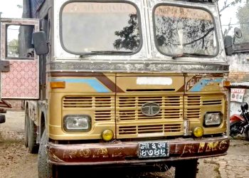 ३५ लाख बराबरकाे लत्ताकपडा तथा खुद्रा सामानसहित ट्रक पक्राउ