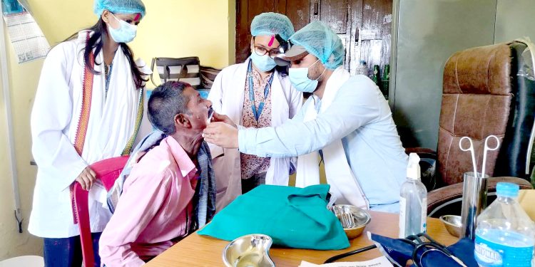 दलित बस्तीमा निःशुल्क दन्त शिविर