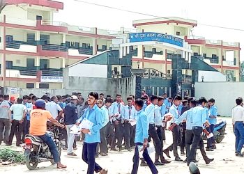 निजी विद्यालयको एसइइ सेटिङमा, बोडिङ्गका शिक्षक सुपरिटेन्डेन्ट भएपछि नक्कल गर्न सजिलो