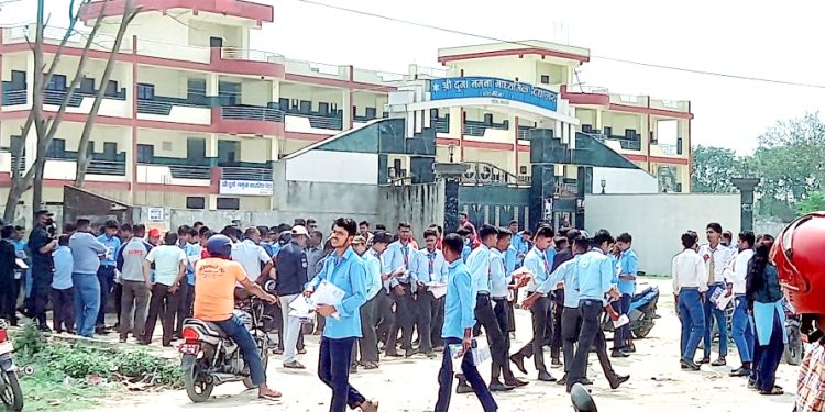 निजी विद्यालयको एसइइ सेटिङमा, बोडिङ्गका शिक्षक सुपरिटेन्डेन्ट भएपछि नक्कल गर्न सजिलो