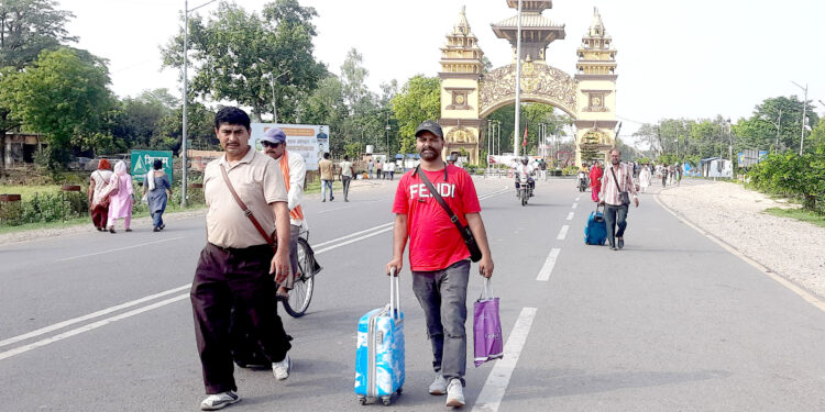निर्वाचनको लागि वीरगंज नाकाहुँदै दैनिक हजारौं संख्यामा स्वदेश फर्कने भातीय नागरिकको लर्को