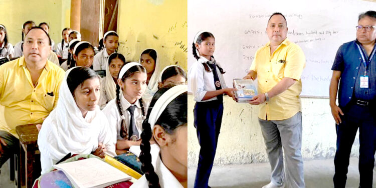 विद्यार्थीको हौसला बढाउन मेयर सिंह कक्षा कोठामा
