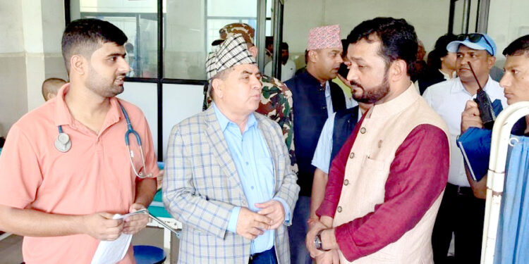 स्वास्थ्य मन्त्रीद्वारा चितवनका सरकारी अस्पतालको अनुगमन, बजेटको व्यवस्थापन गर्ने प्रतिबद्धता