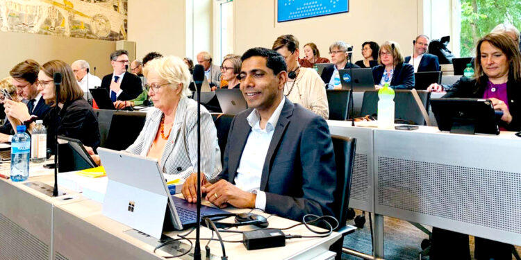 बिरामीको स्याहार गर्दागर्दै स्विट्जरल्यान्डको संसद भवन पुगे बारा जिल्लाका रामकुमार