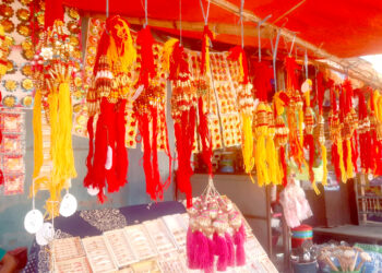 ‘रेडिमेड’ले विस्थापित गर्‍यो हातले बुन्ने राखी