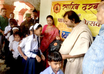 साहिब दरबारको वार्षिकोत्सवमा ८६ विद्यार्थीलाई स्कूल ब्याग वितरण