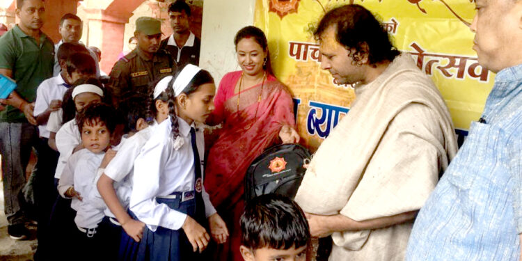 साहिब दरबारको वार्षिकोत्सवमा ८६ विद्यार्थीलाई स्कूल ब्याग वितरण