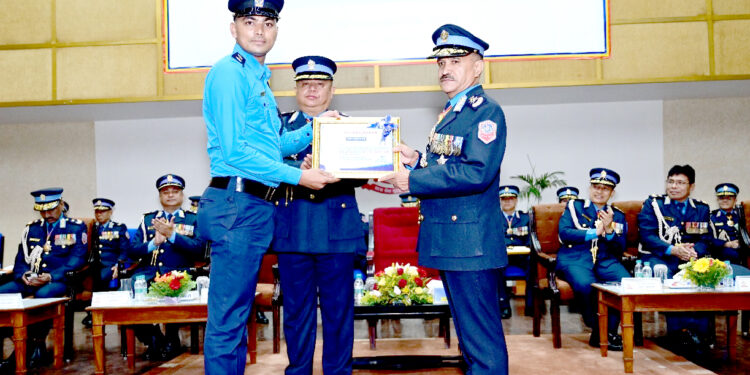 प्रहरी नायब निरीक्षक यादव ‘उत्कृष्ट अनुसन्धानकर्ता’ प्रहरीको रुपमा पुरस्कृत