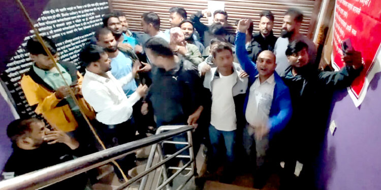 कर्मचारीलाई पेल्न खोजेपछि ‘नेरुडे-मिर्मिरे’ लघुवित्त वित्तीय सँस्थामा अनिश्चितकालीन तालाबन्दी