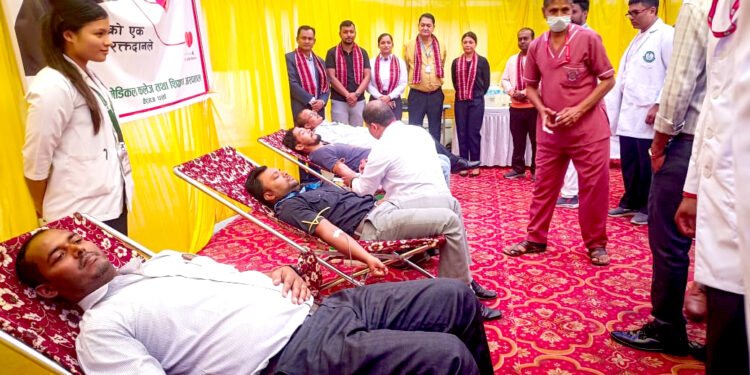 नेशनल मेडिकल कलेजद्वारा रक्तदान कार्यक्रम एवं निःशुल्क मधुमेह शिविर