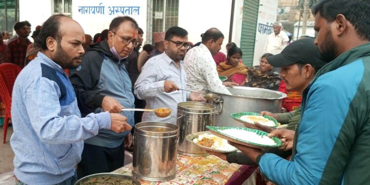 वीरगंज समाज सेवा द्वारा नारायणी अस्पतालमा निःशूल्क भोजन