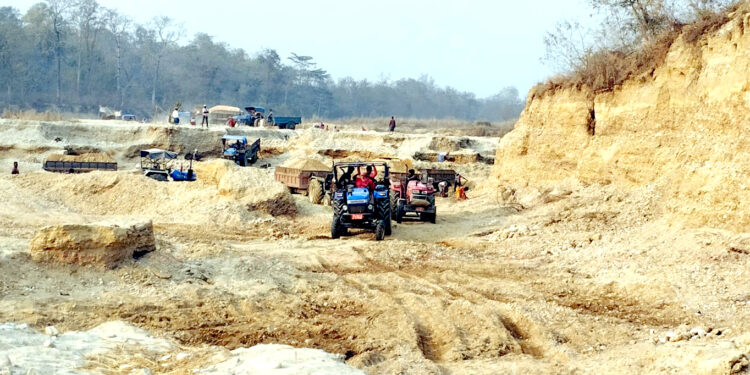 ठेक्का रोकिएको मौका छोप्दै तस्कर समूहहरू सक्रिय, पर्साका खोलामा अवैध उत्खननको ताण्डव