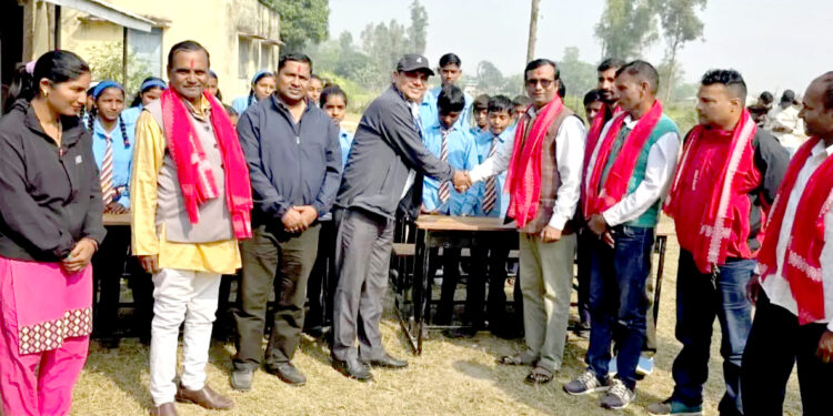 जनमत पार्टी पर्साद्वारा विद्यालयमा चार थान डेस्क–बेन्च हस्तान्तरण