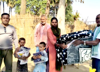 अतिबिपन्न परिवारलाई न्यानो लुगा र खाद्यान्न सहयोग