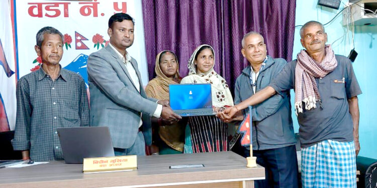 प्रोत्साहनको नयाँ पहल: एसईई उत्कृष्ट विद्यार्थी शाहिद र सोनीलाई ल्यापटप वितरण