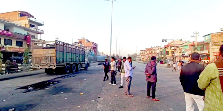 सिमरामा कर्फ्यूबीच उग्र प्रदर्शन, ढुङ्गामुढा आगजनी, वार्ताको माहौल बनेपछि आन्दोलन स्थगित