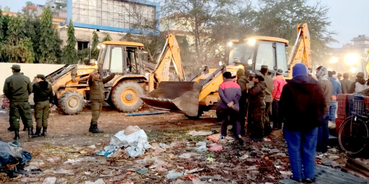 बिपी उद्यानमा डोजर चलेपछि विवाद, वीरगंजका स्थानीय व्यवसायी सडकमा