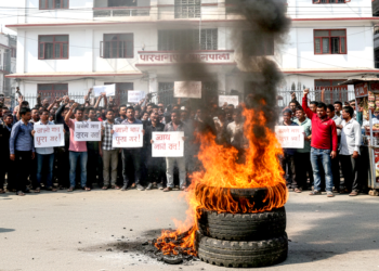 अनुमति बिना प्रहरीले घरमा खानतलासी गरेको भन्दै स्थानीय आक्रोशित, गाउँपालिकामा तालाबन्दी